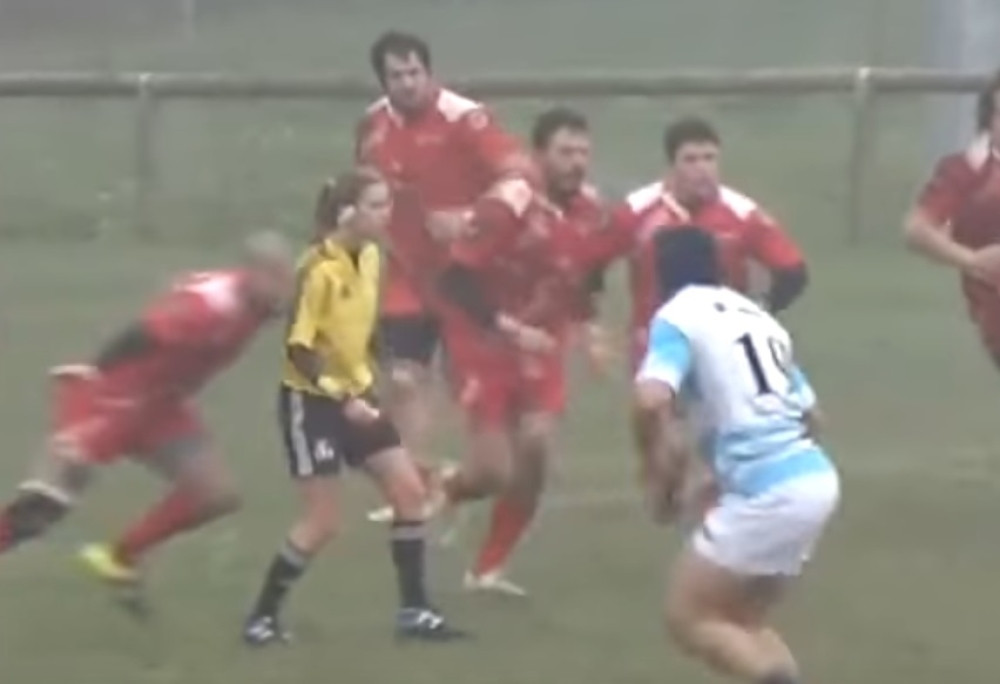 Pogledajte brutalan "bodiček" na ženskog sudiju! (VIDEO)