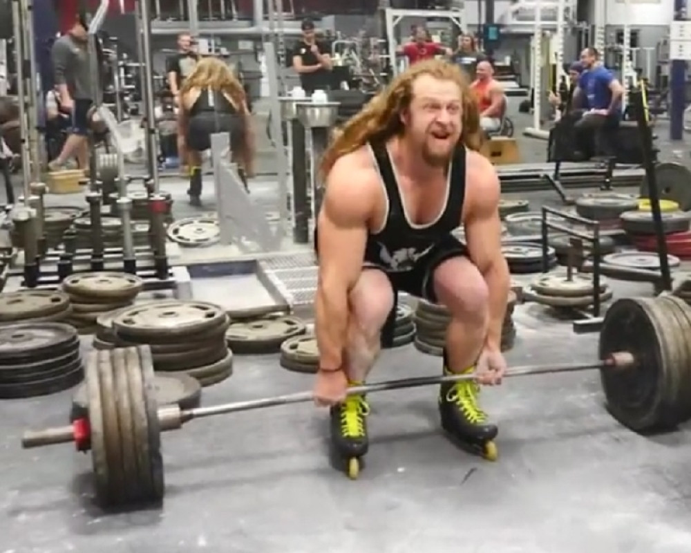 Podigao 225 kilograma u rolerima! (VIDEO)