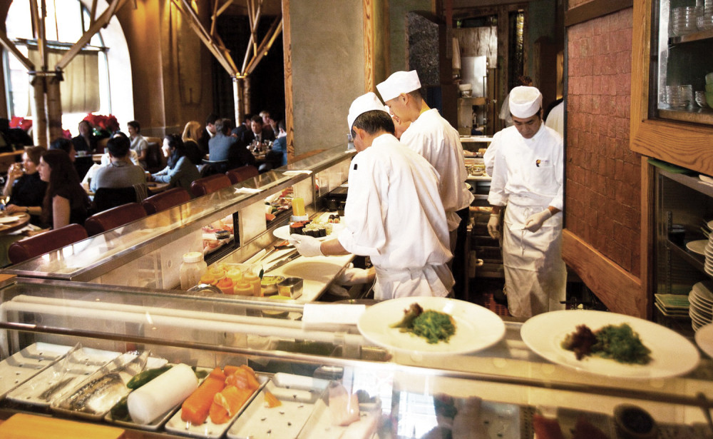 Devojka (26) masturbirala nasred restorana! Kad su zgroženi gosti pozvali policiju, usledio je JOŠ VEĆI ŠOK!