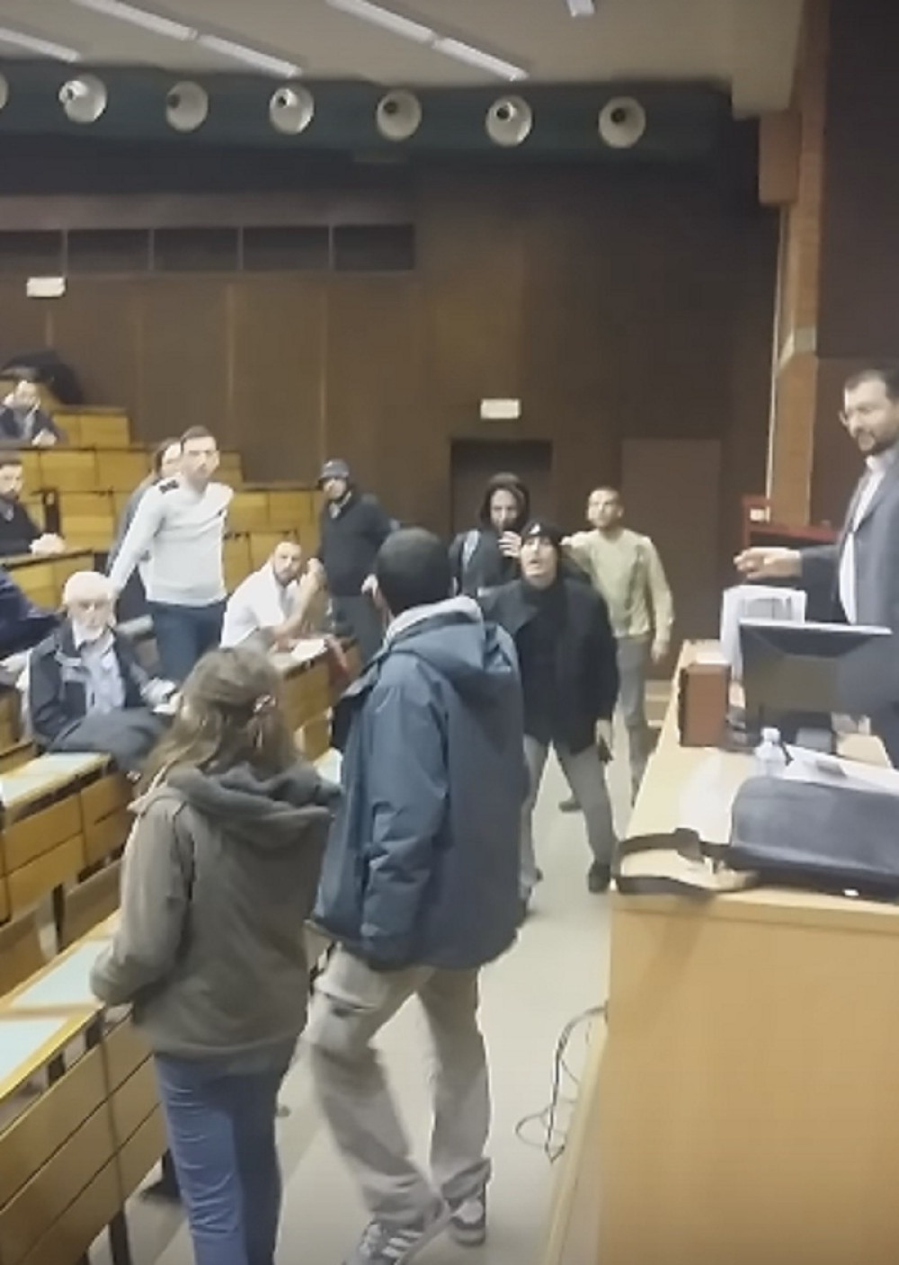 Neonacisti tukli studente Filozofskog fakulteta (VIDEO)