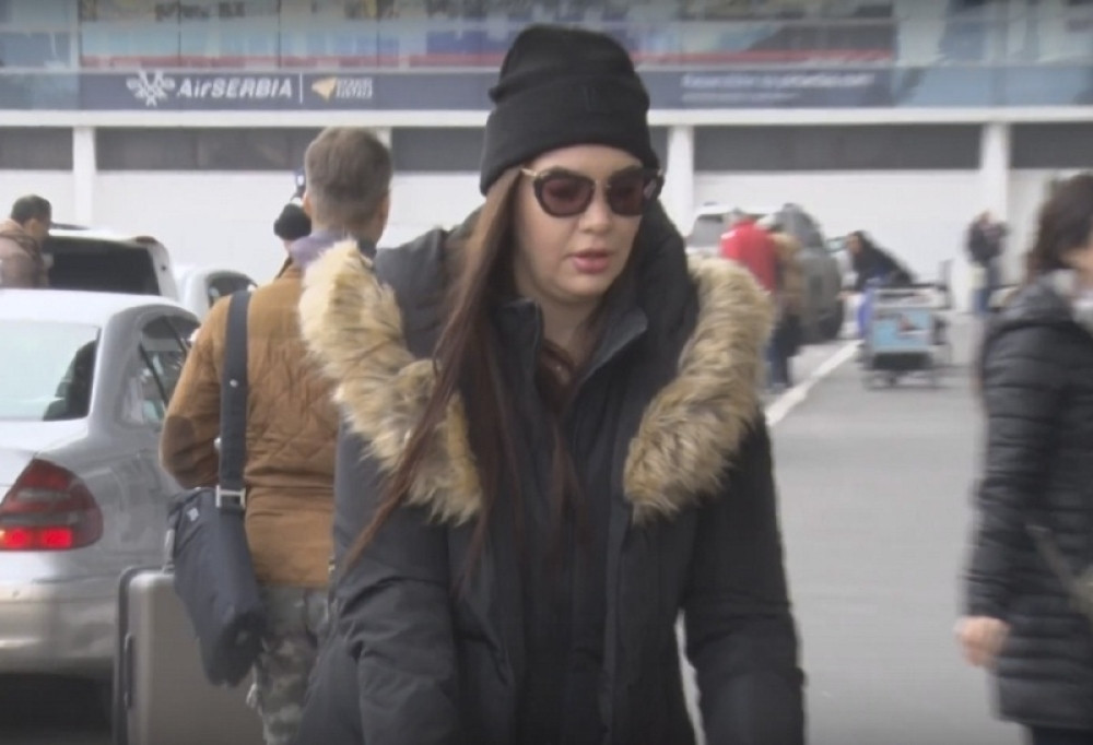 Srpsku pevačicu niko nije prepoznao na aerodromu! (VIDEO)