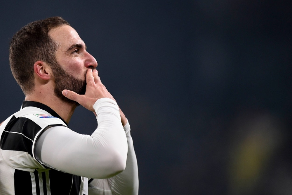 Pipitina devojka pokazala atribute (FOTO i VIDEO)