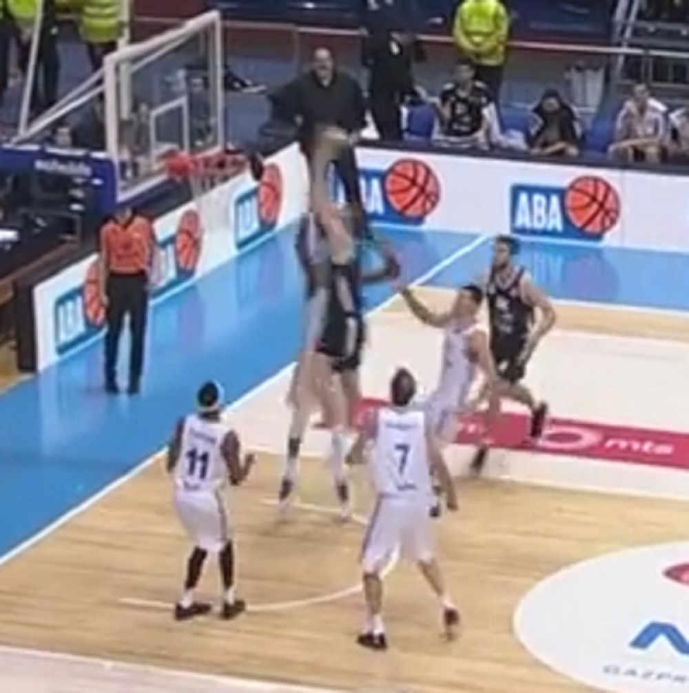 Vrabac leti kao soko (VIDEO)