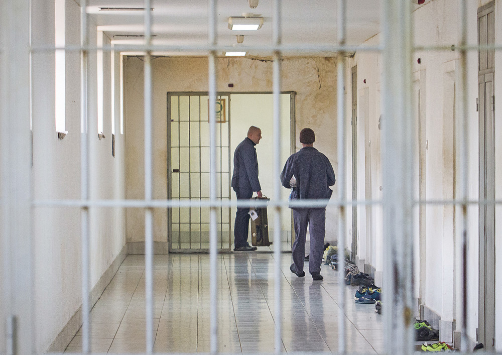 Roditelji zlostavljali decu, vezivali ih lancima za krevete i izgladnjivali, a onda ih je odala jedna stvar zbog koje su osuđeni na DOŽIVOTNU!