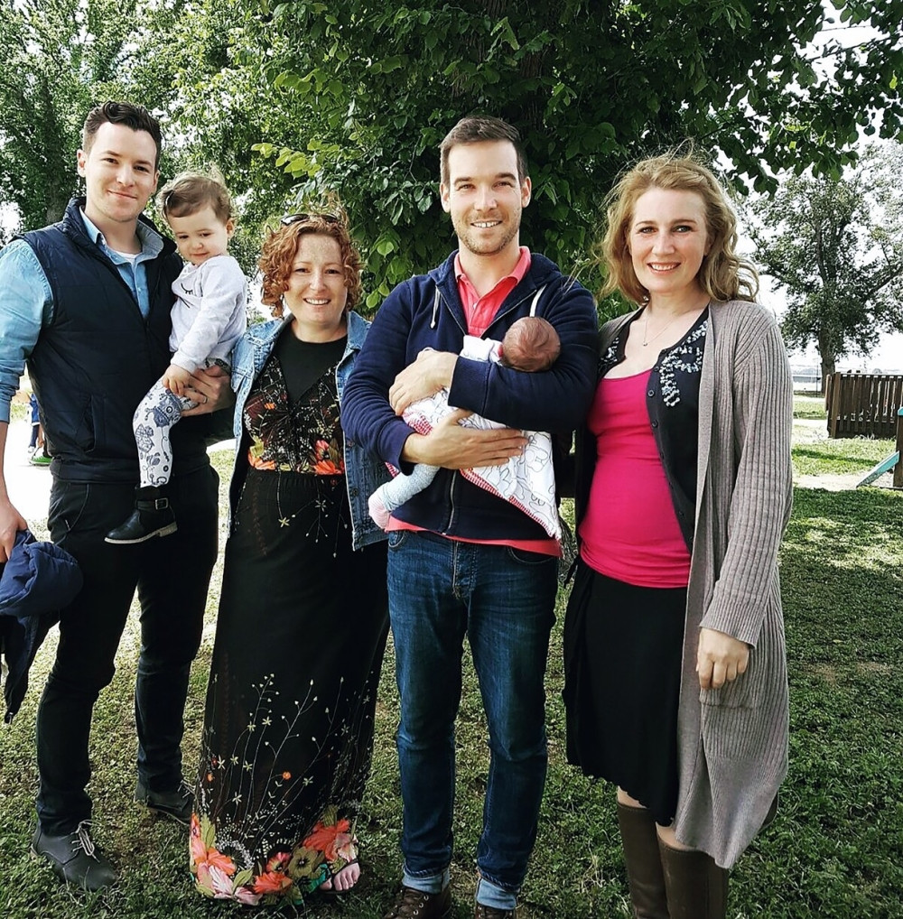 Rodila dvoje dece svom bratu i njegovom mužu!