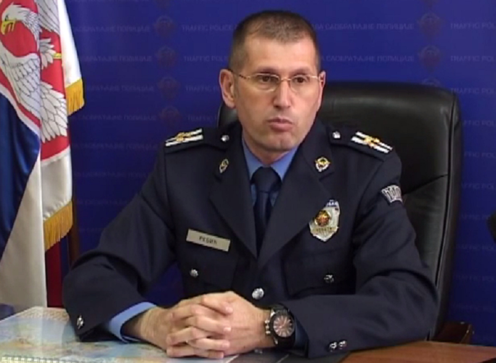 Ko sebi daje za pravo da napada, vređa ili gađa jajima policijske službenike?! Oni nisu zaslužili da budu glineni golubovi i da ih bilo ko ponižava na ovaj način!