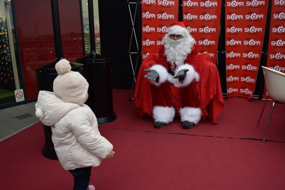 Deda Mraz zabavljao mališane u Borči (FOTO + VIDEO)