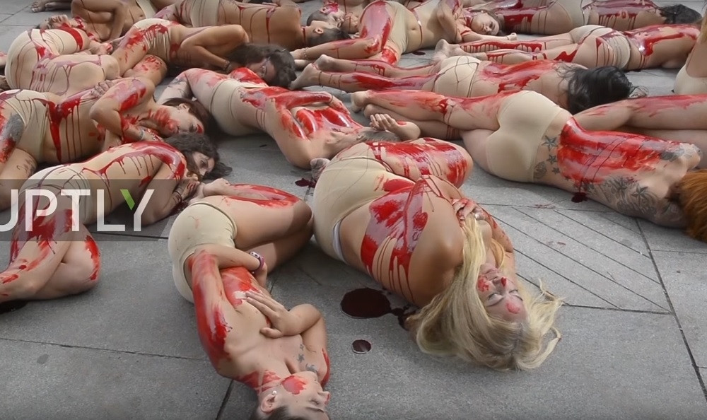 Krvav performans sa humanom porukom (VIDEO)