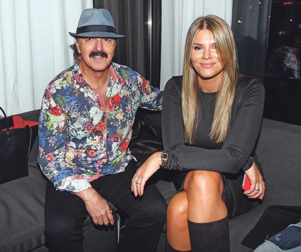 Pogledajte kako izgleda tašta Harisa Džinovića: Mnogi misle da je Melinina sestra, a ne majka! (FOTO/VIDEO)