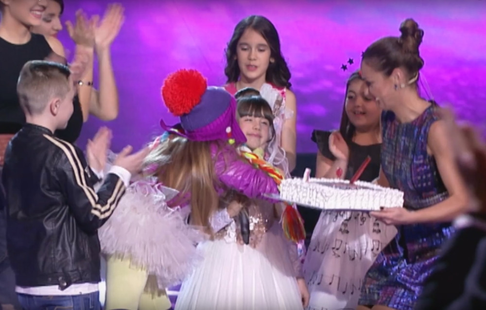 "Zvezdicu" iznenadili rođendanskom tortom (VIDEO)