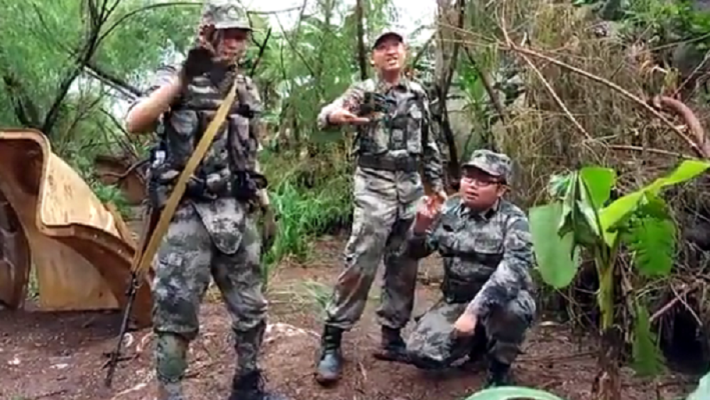 Kineski vojnici pevaju pesmu Arkanu (VIDEO)