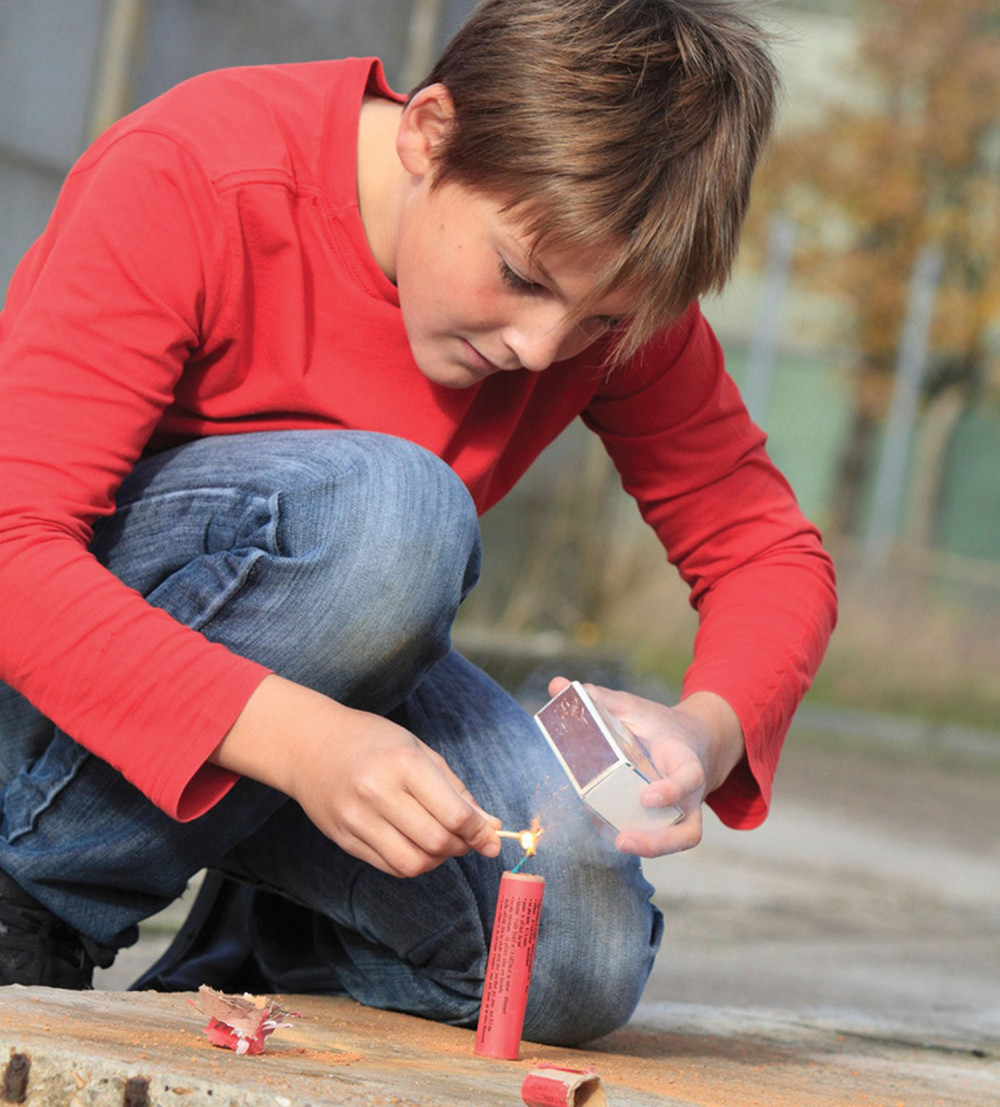 Stavljaju petarde u flaše, šrapneli kidaju kožu!