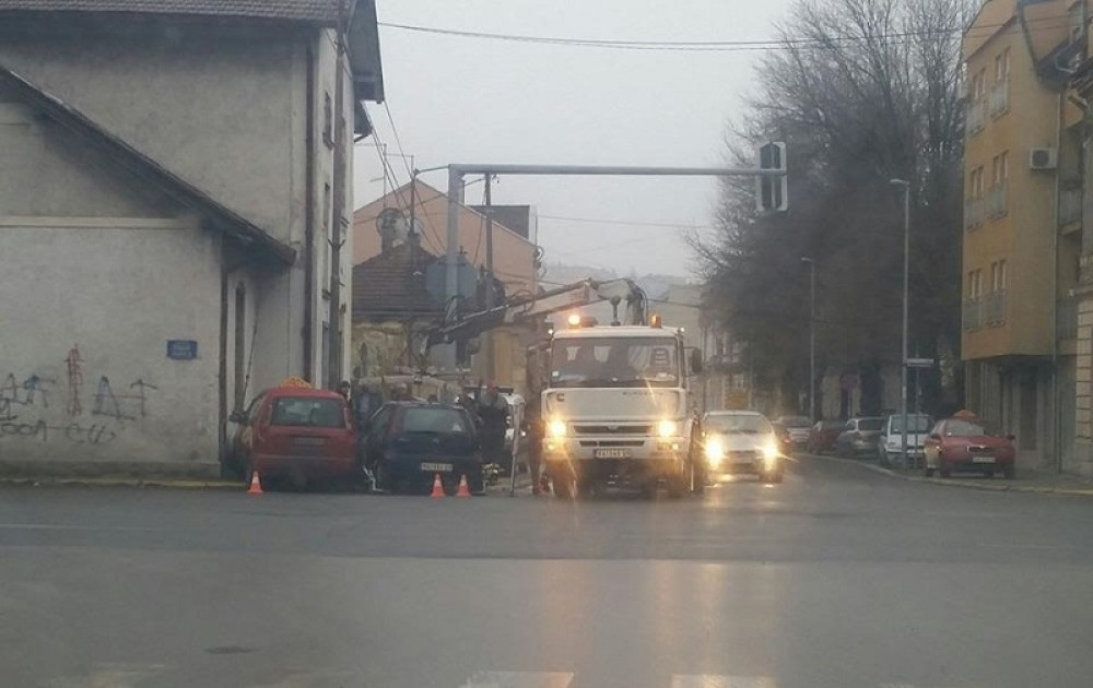 Čukanje na raskrsnici, troje povređeno! (FOTO)