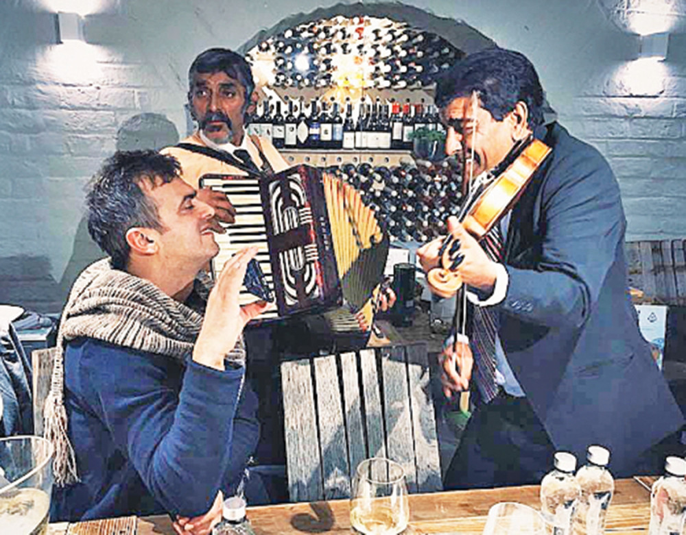 Trifunović ljubio si*e, pa otišao u kafanu (FOTO)