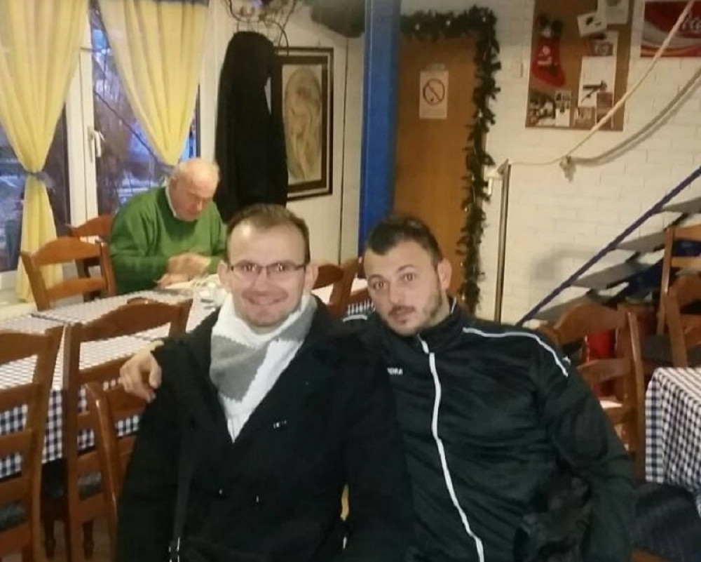 Braća dostavljaju paketiće siromašnima