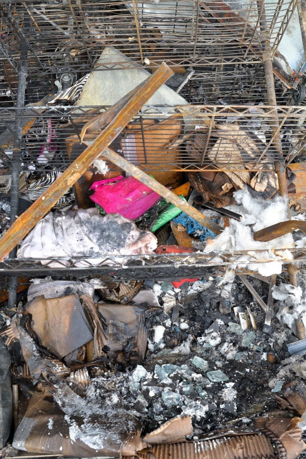 Flašama palili butike