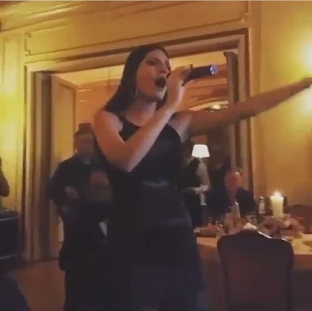 Evo kako peva ćerka Suzane Mančić (VIDEO)