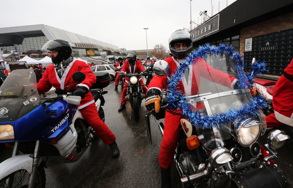 Deda Mrazovi motoraši obradovali mališane