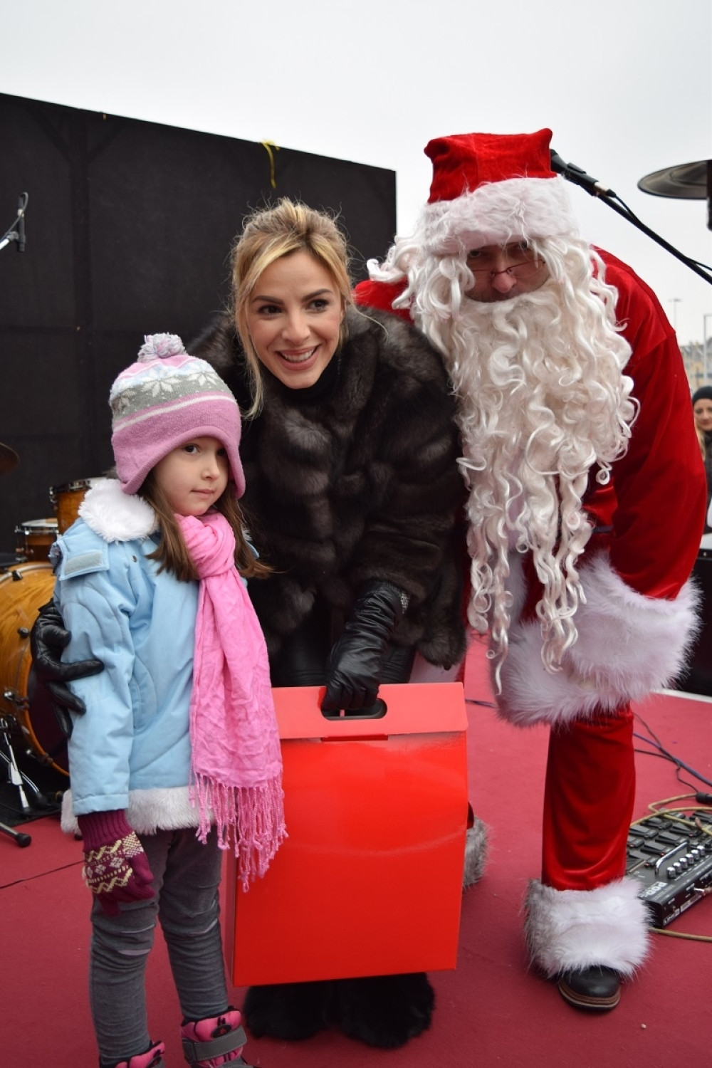 Deca se družila s Marinom i Deda Mrazom