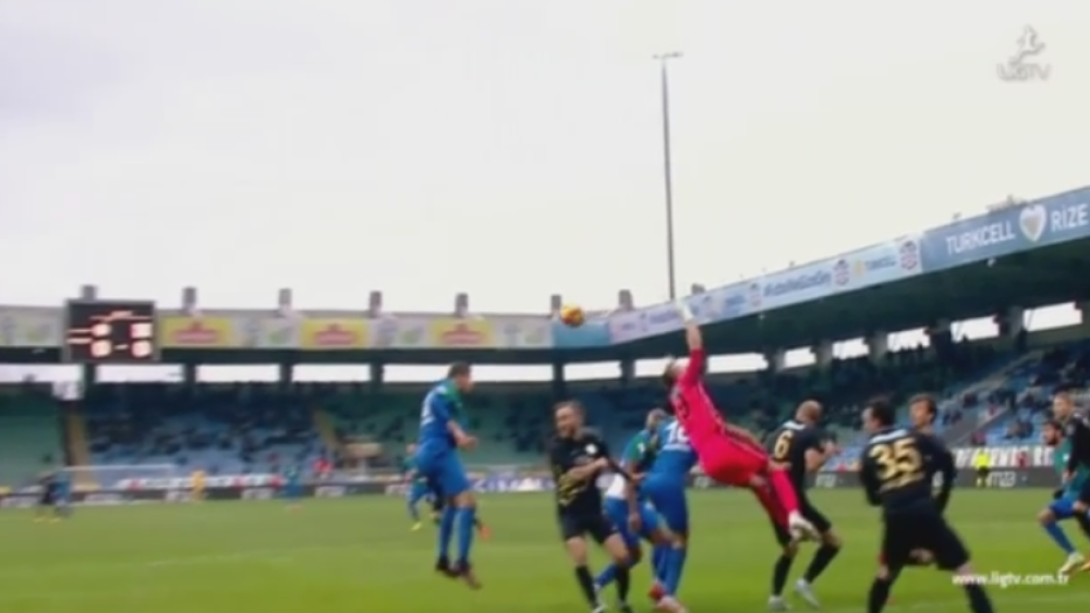 Dosudio penal jer je golman igrao rukom! (VIDEO)