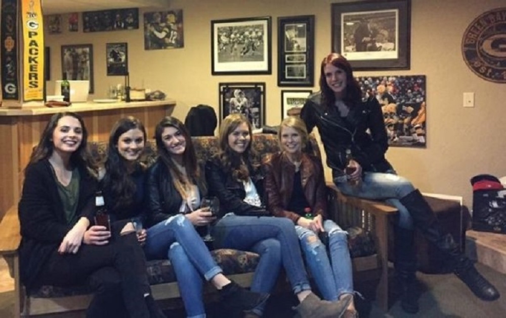 Gde su devojci u sredini noge?