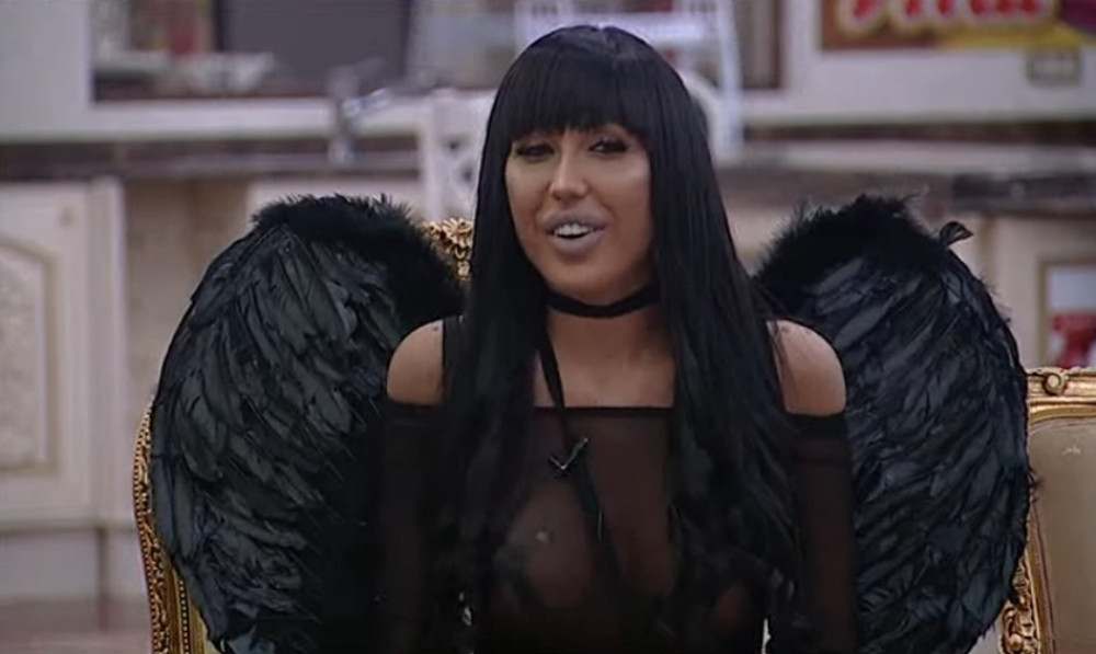 Ajfonka bradavice pokrila flasterima (FOTO)