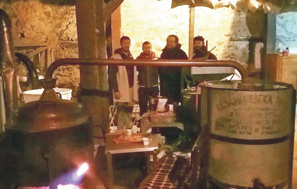 Iguman Sava peče dečansku jabukovaču