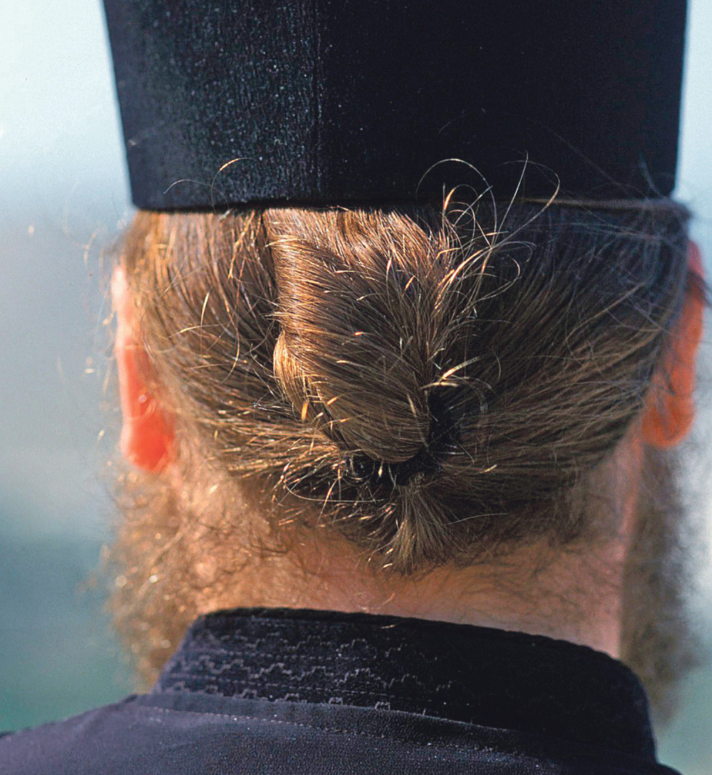 Maskiran u popa opljačkao banku u Srbiji, sad ga Austrija traži