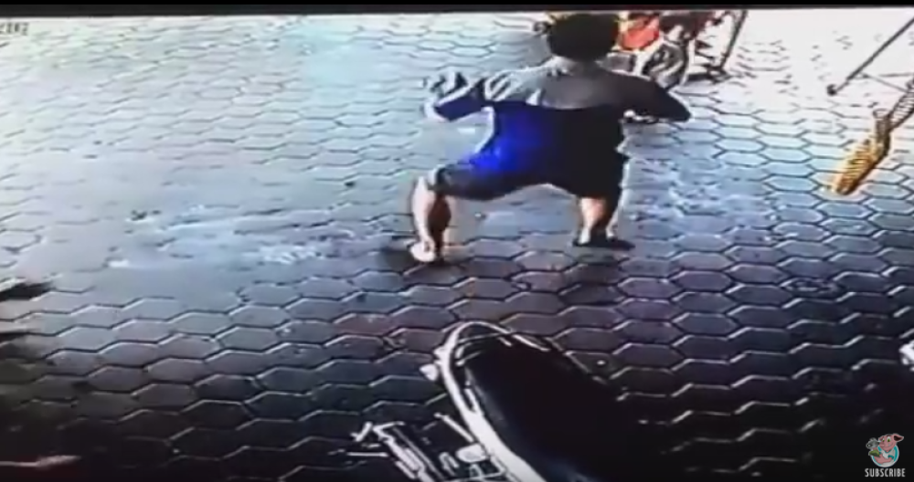 Otac čudesnom reakcijom spasao decu sigurne smrti! (VIDEO)