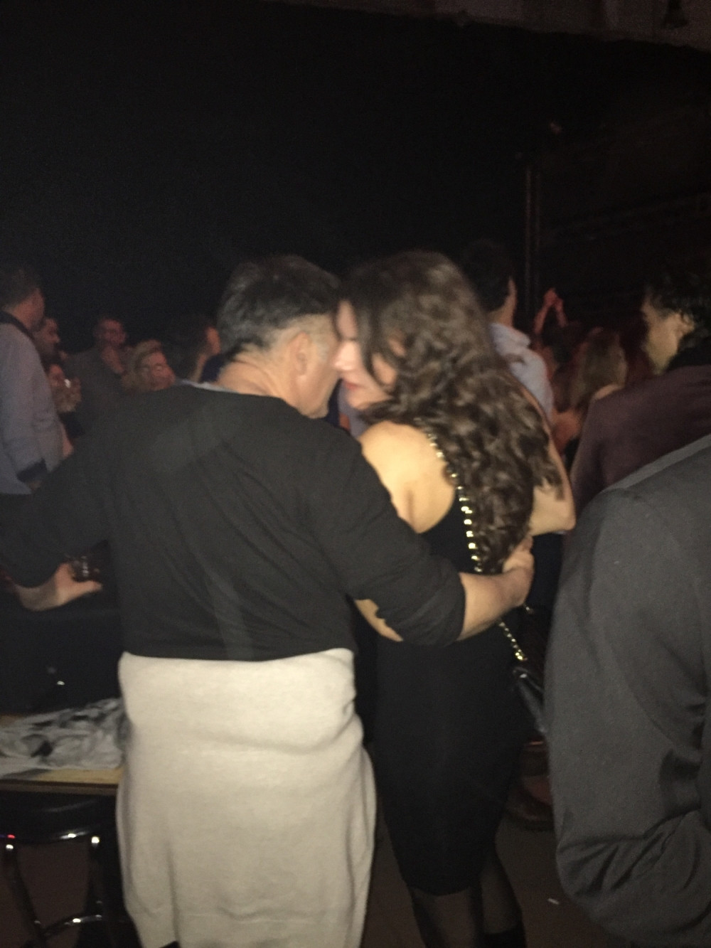 Leka u zagrljaju misteriozne devojke