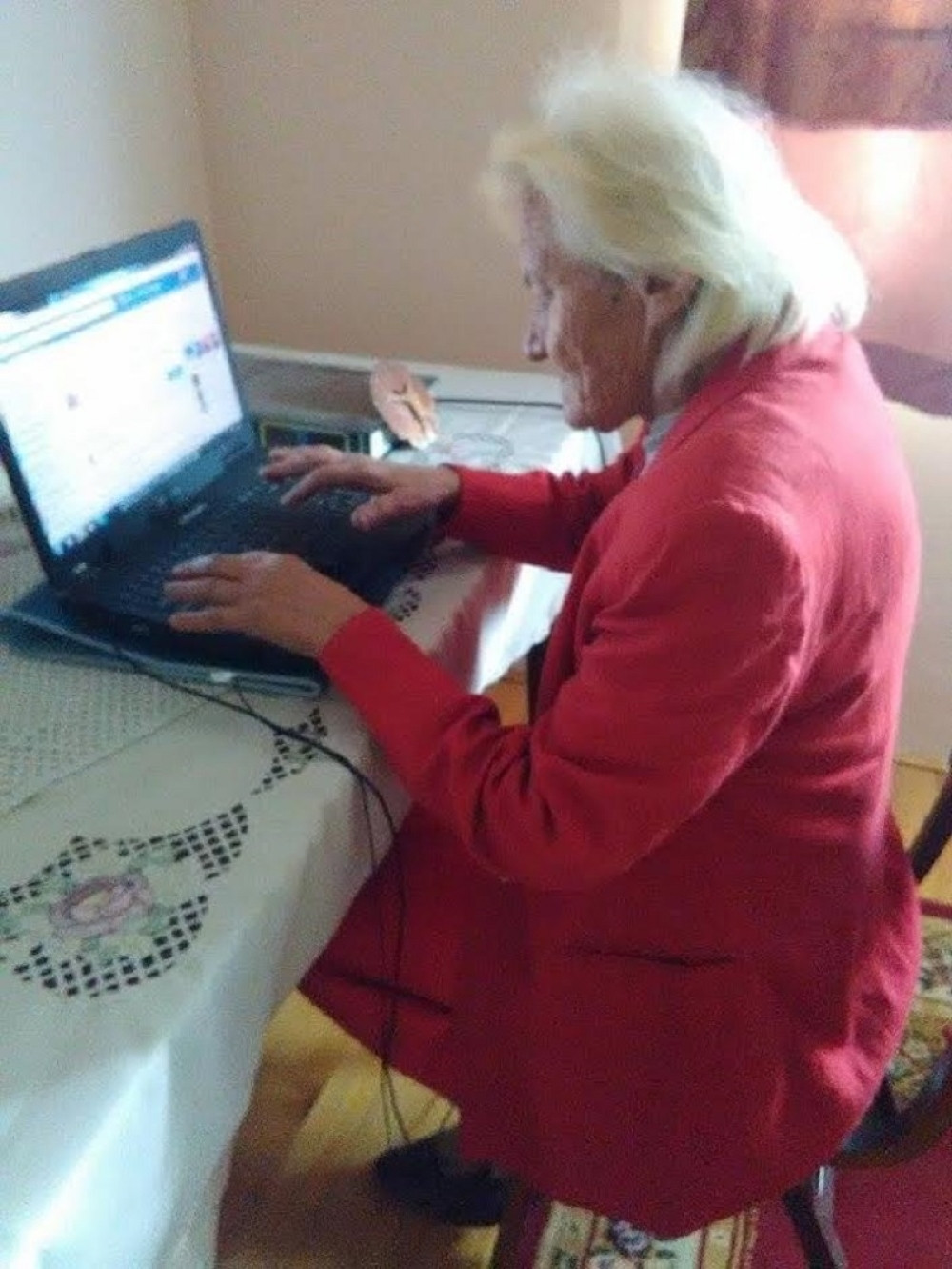 Snima klipove, piše po Fejsbuku, a katkad se i kocka! (FOTO)