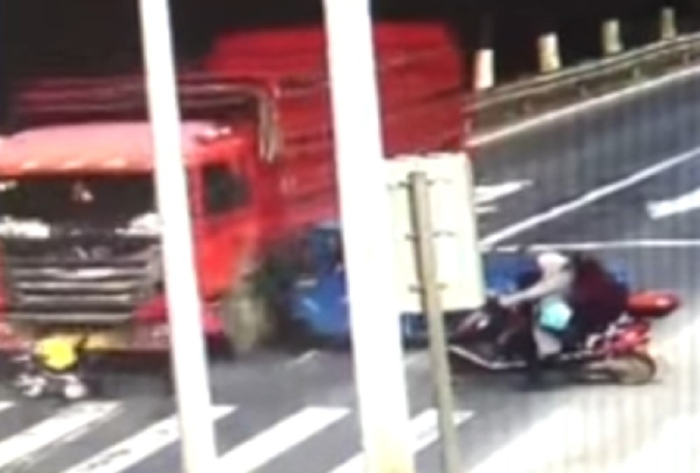 Dete preživelo udar kamiona (UZNEMIRUJUĆI VIDEO)