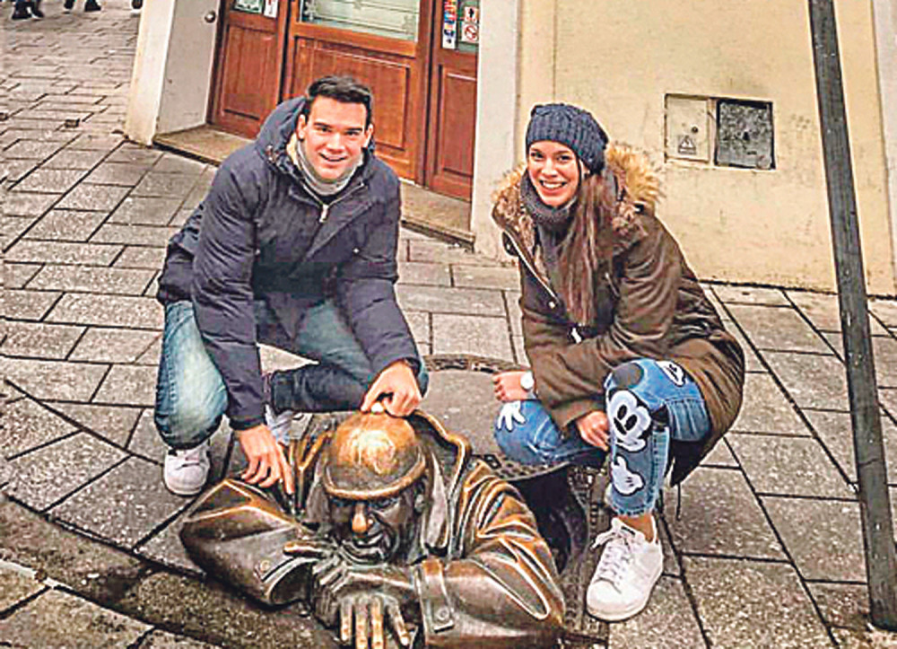 Boki sa devojkom uživa u Bratislavi!