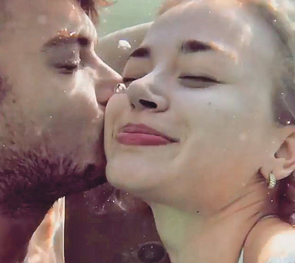 Adem i Sofija se ljube pod vodom!