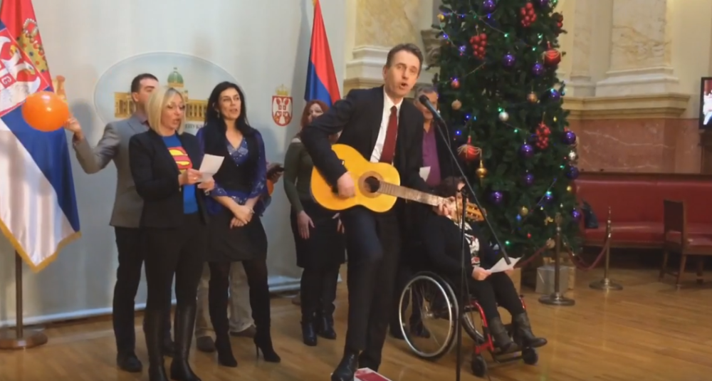 Radulović zapevao "Pada vlada" u holu Skupštine! (VIDEO)