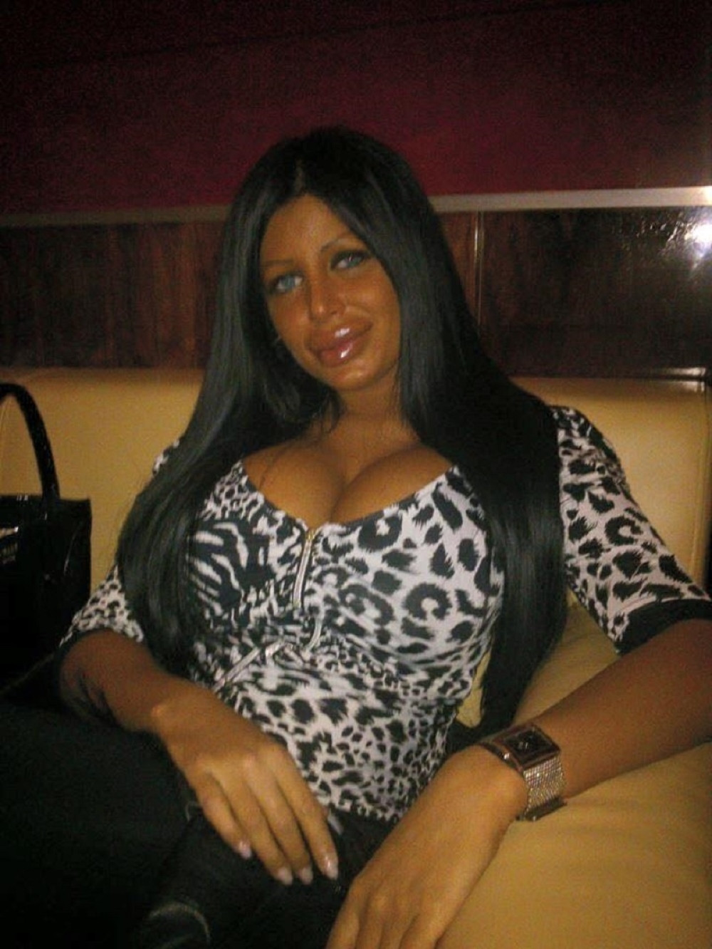 Najpoznatija "kraljica silikona" pokazala bujno poprsje: Muškarcima neće biti dobro! (FOTO)