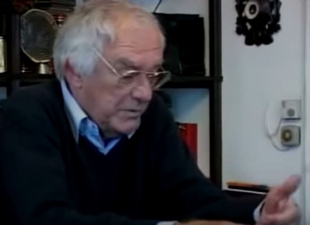 "U gluvo doba noći, Momo Kapor, Bora Đorđević i Minimaks sede u Skadarliji..."