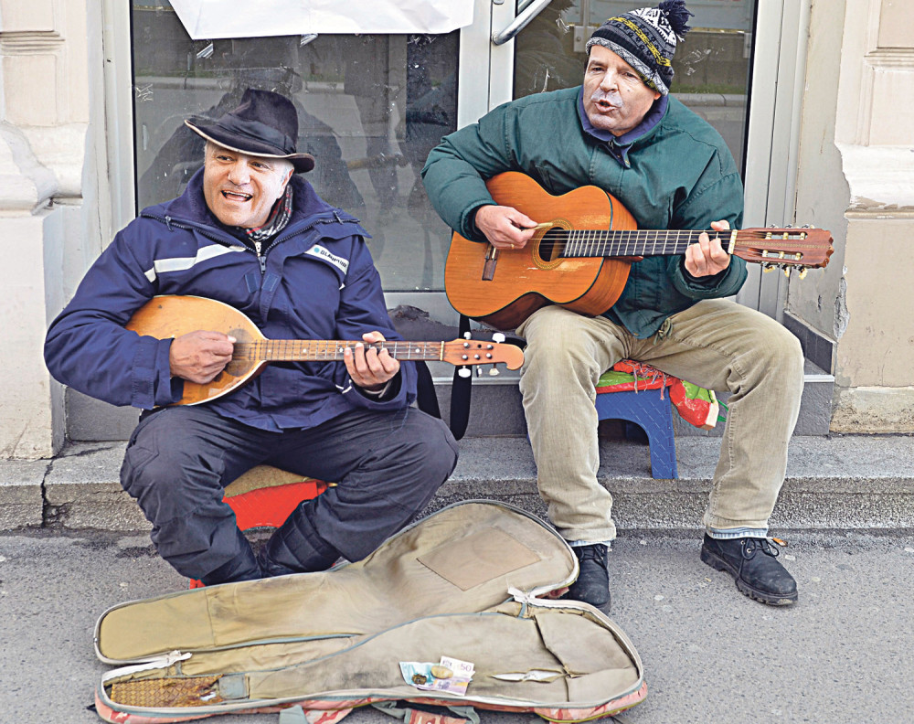 Mlađa i Bogoljub sviraju u ulici otvorenog srca!