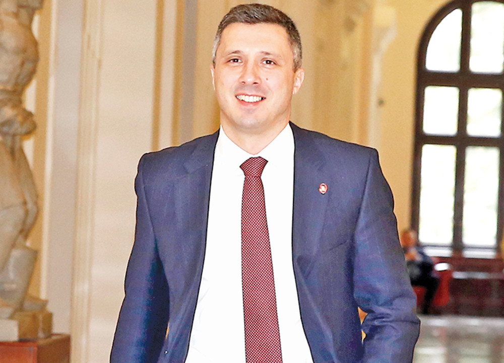 Ko je starleta, a ko je u Vučićevoj zadnjici