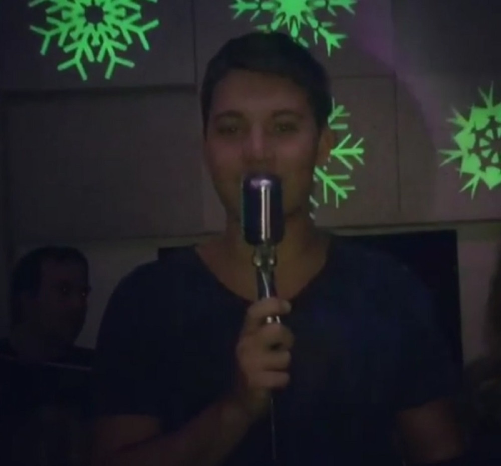 Brenin sin zapevao u klubu (VIDEO)