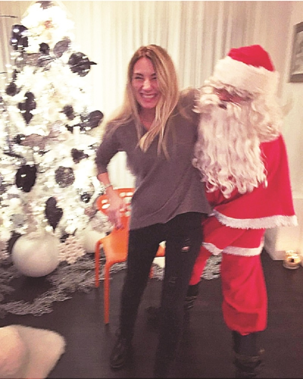 Anu Stanić spopao Deda Mraz