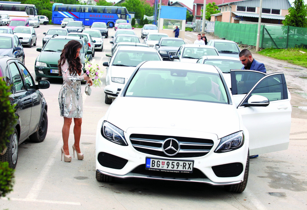 Pevačici izbušili gume na "mercedesu"