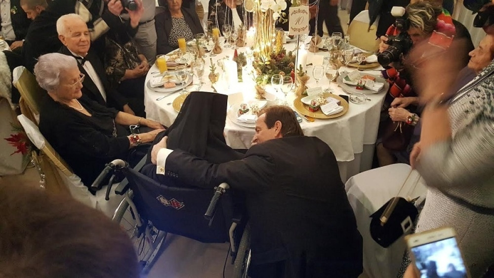 Pogledajte kako Bogoljub hrani svoju majku (VIDEO)