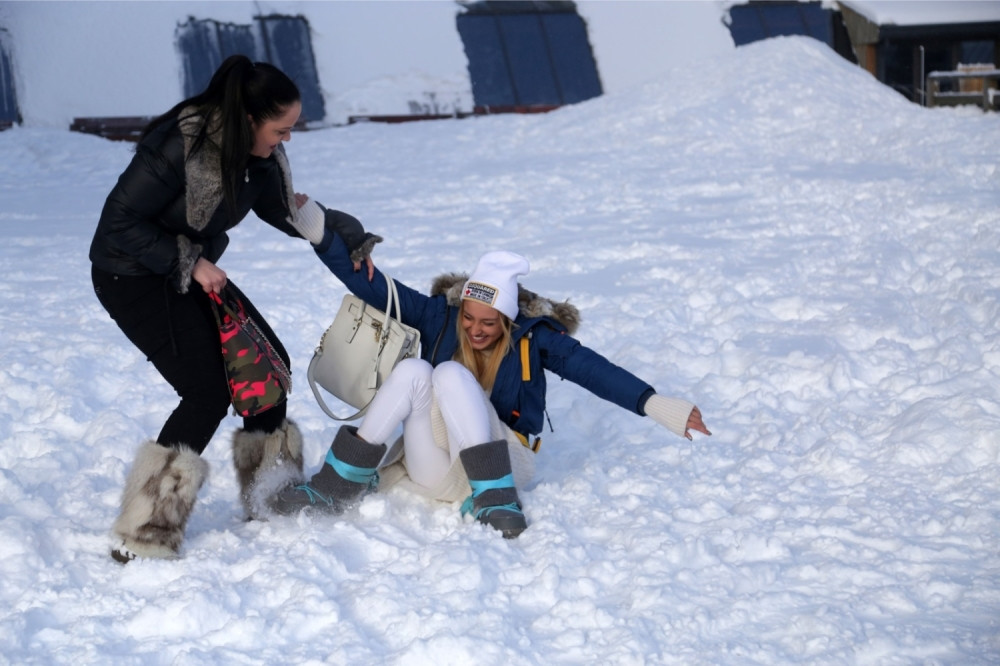 Luna se valjala u snegu! (FOTO)