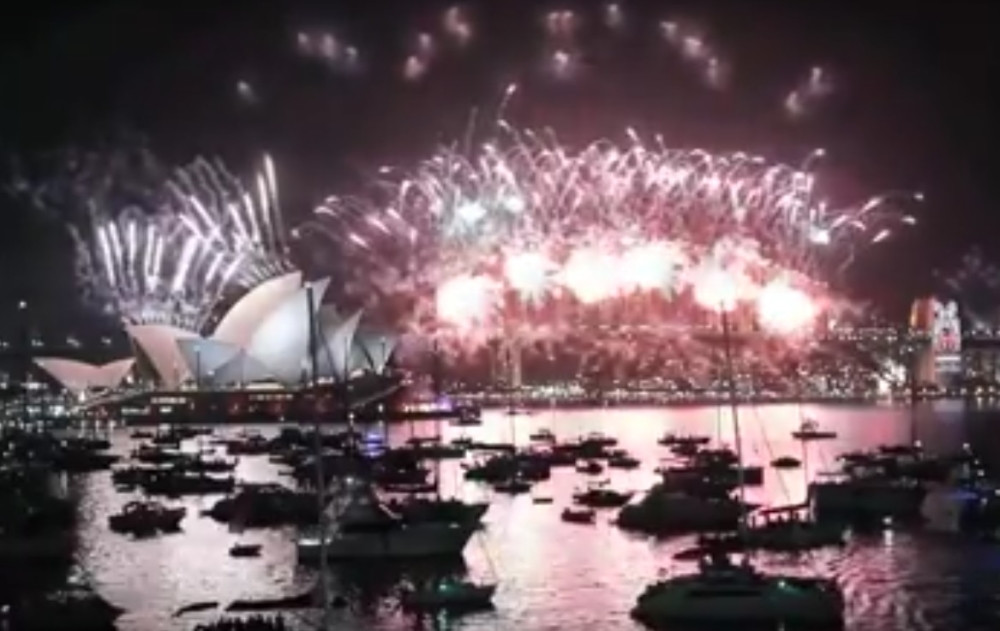 Novogodišnji vatromet u čast preminulih legendi (VIDEO)