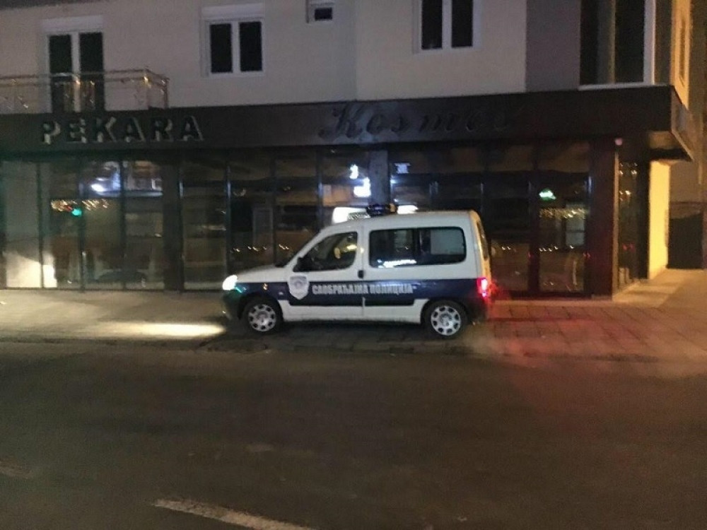 Pijan uleteo autom u kafić tokom slavlja!