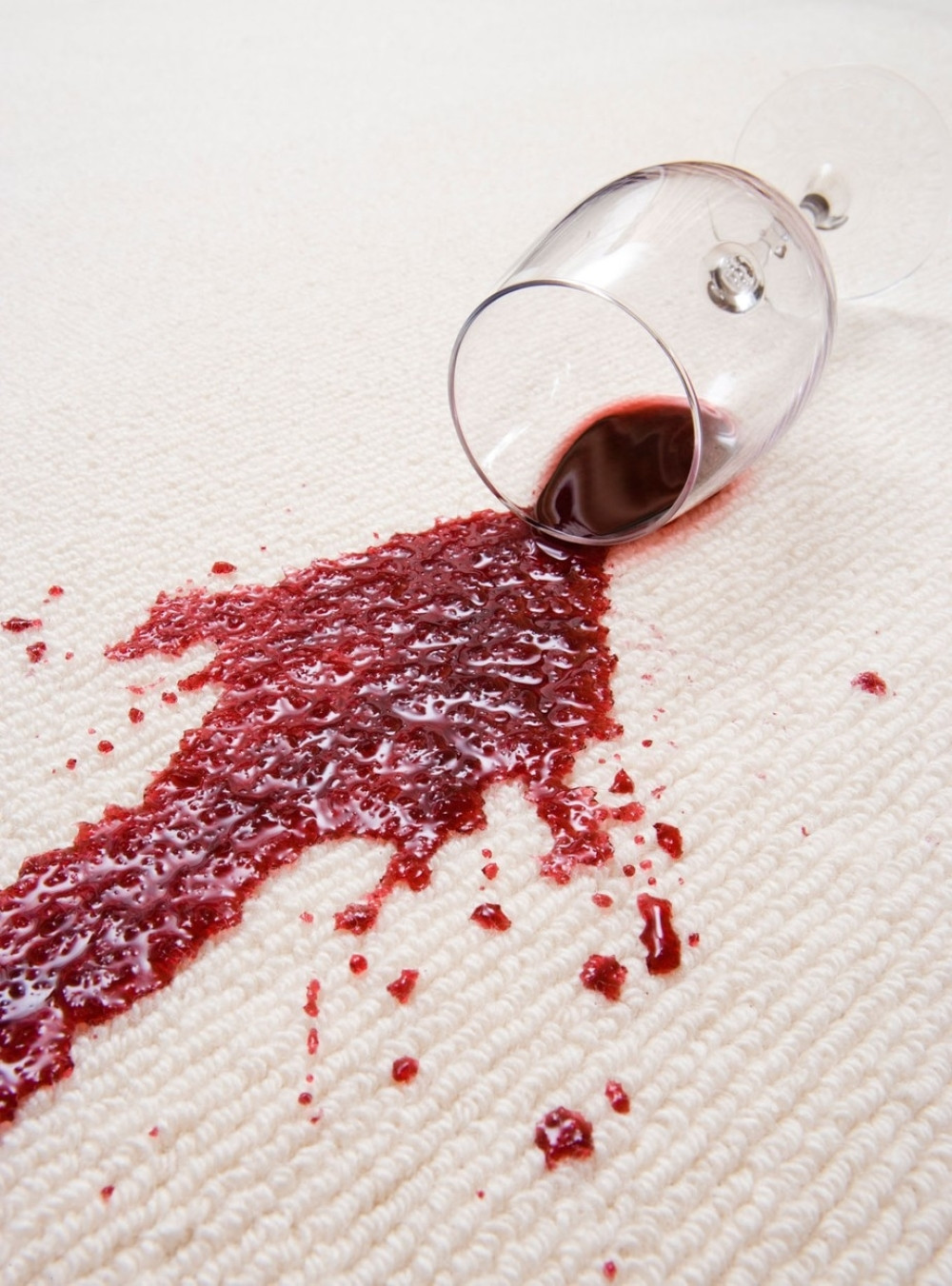 Probajte neobičan trik za uklanjanje crvenog vina sa tepiha!
