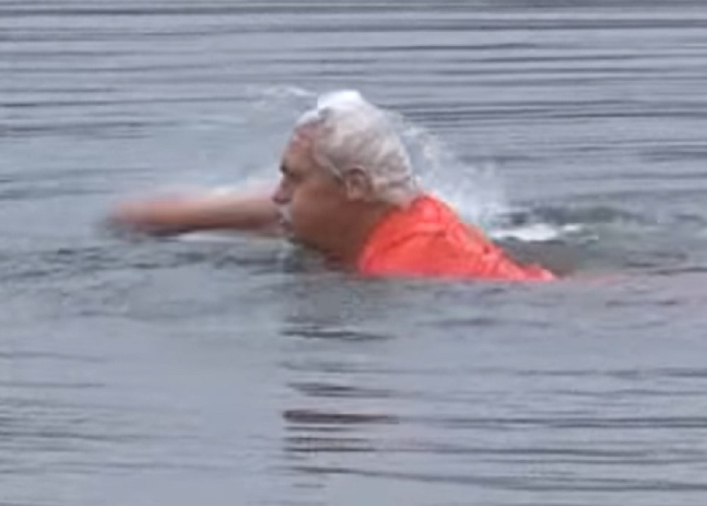Sa 83 godine zaplivao u ledenoj vodi