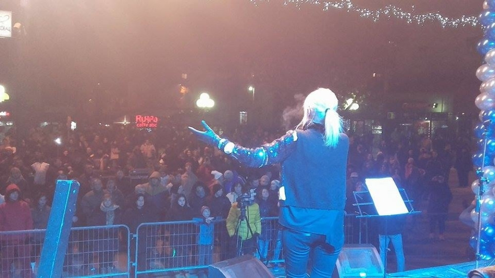 Cakana pevala pred 250 ljudi za 1,8 miliona