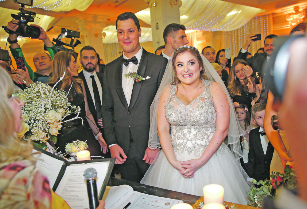 Bogi zabranio da se ljubi mlada!